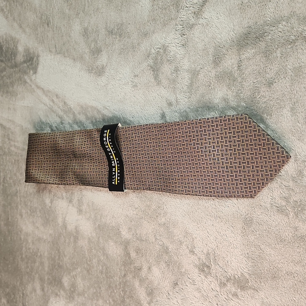 Allen Saint George Silk Tie.  Geometric Pattern. NWT
